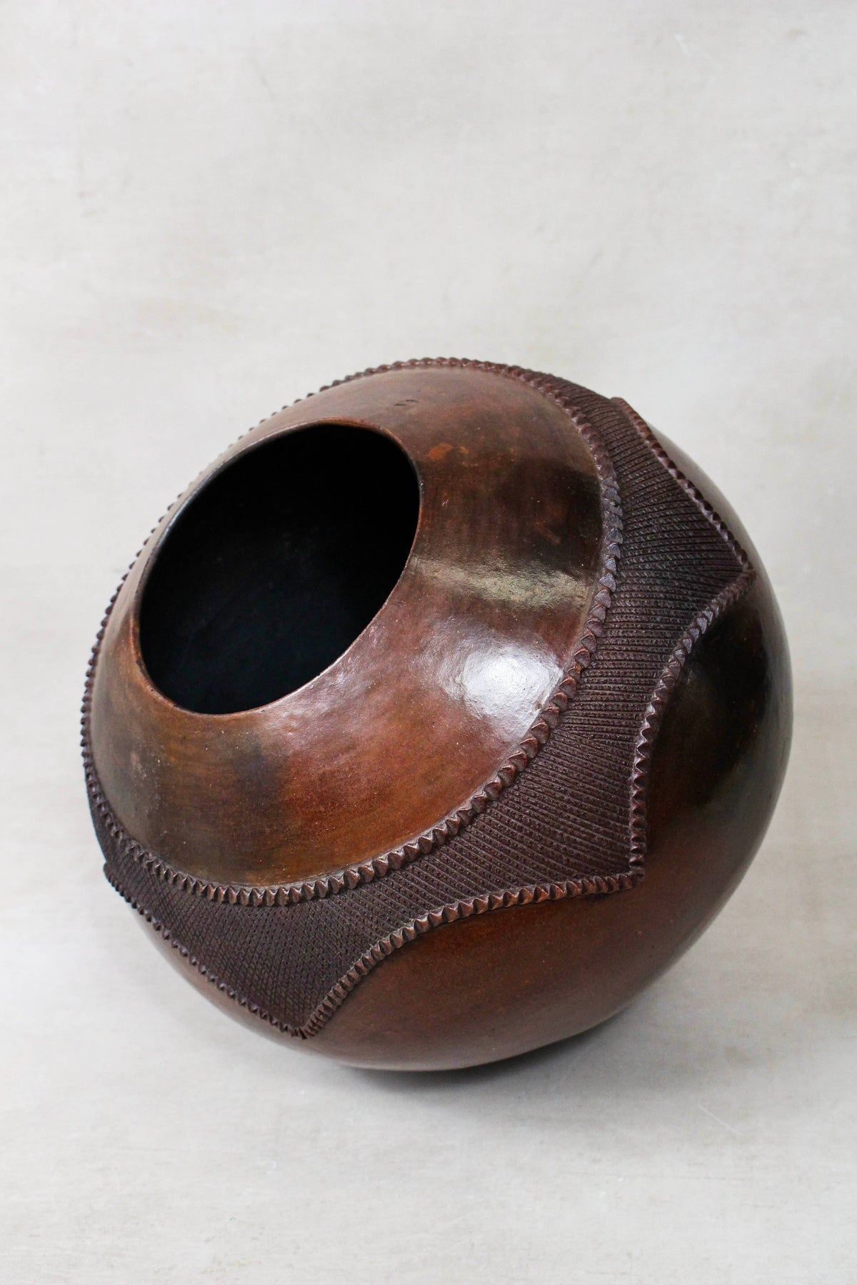 Zulu Pot Extra Large – Scalloped Band in Brown