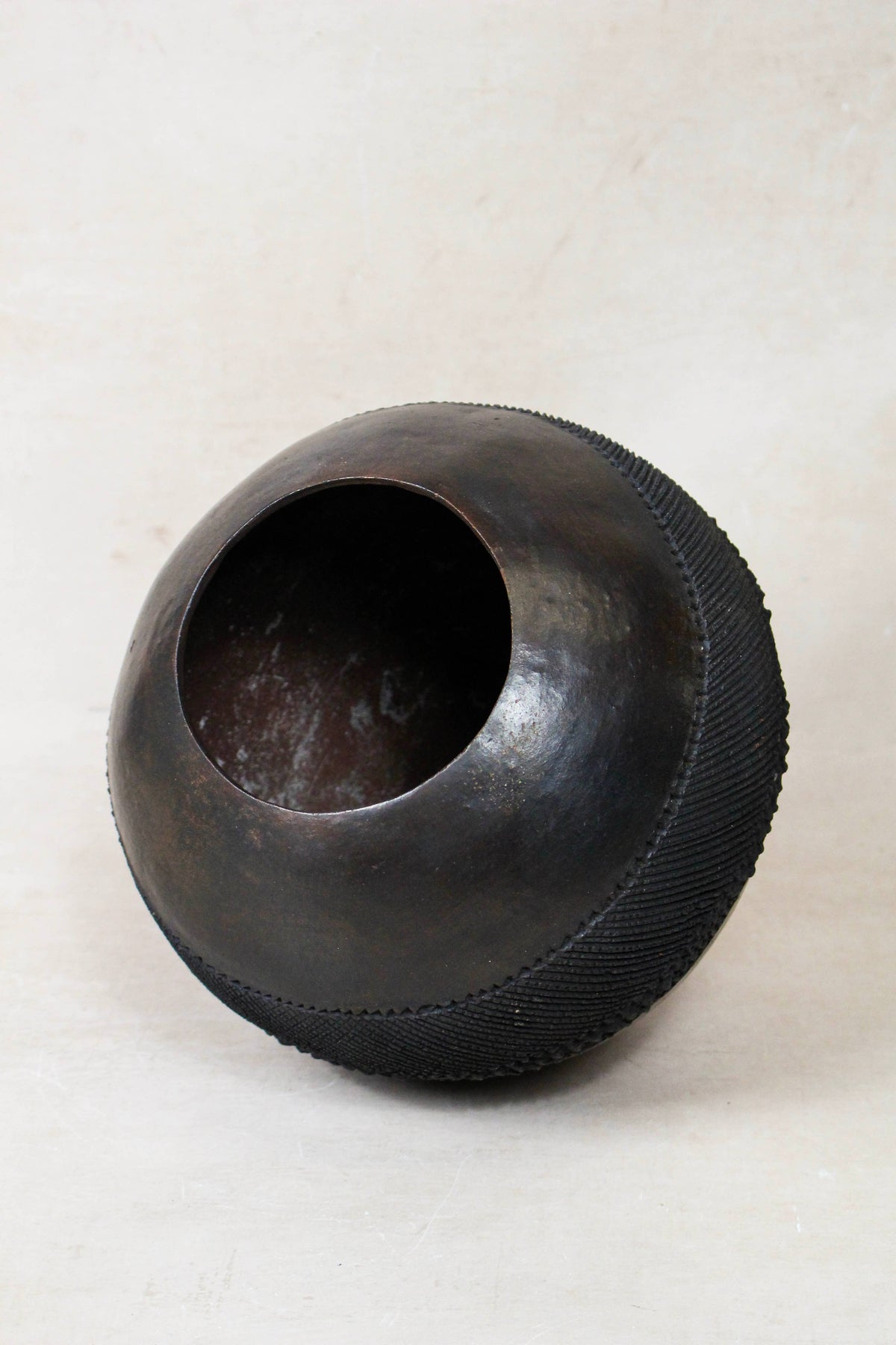 Zulu Pot Medium – Textured Band in Dark Brown/Black
