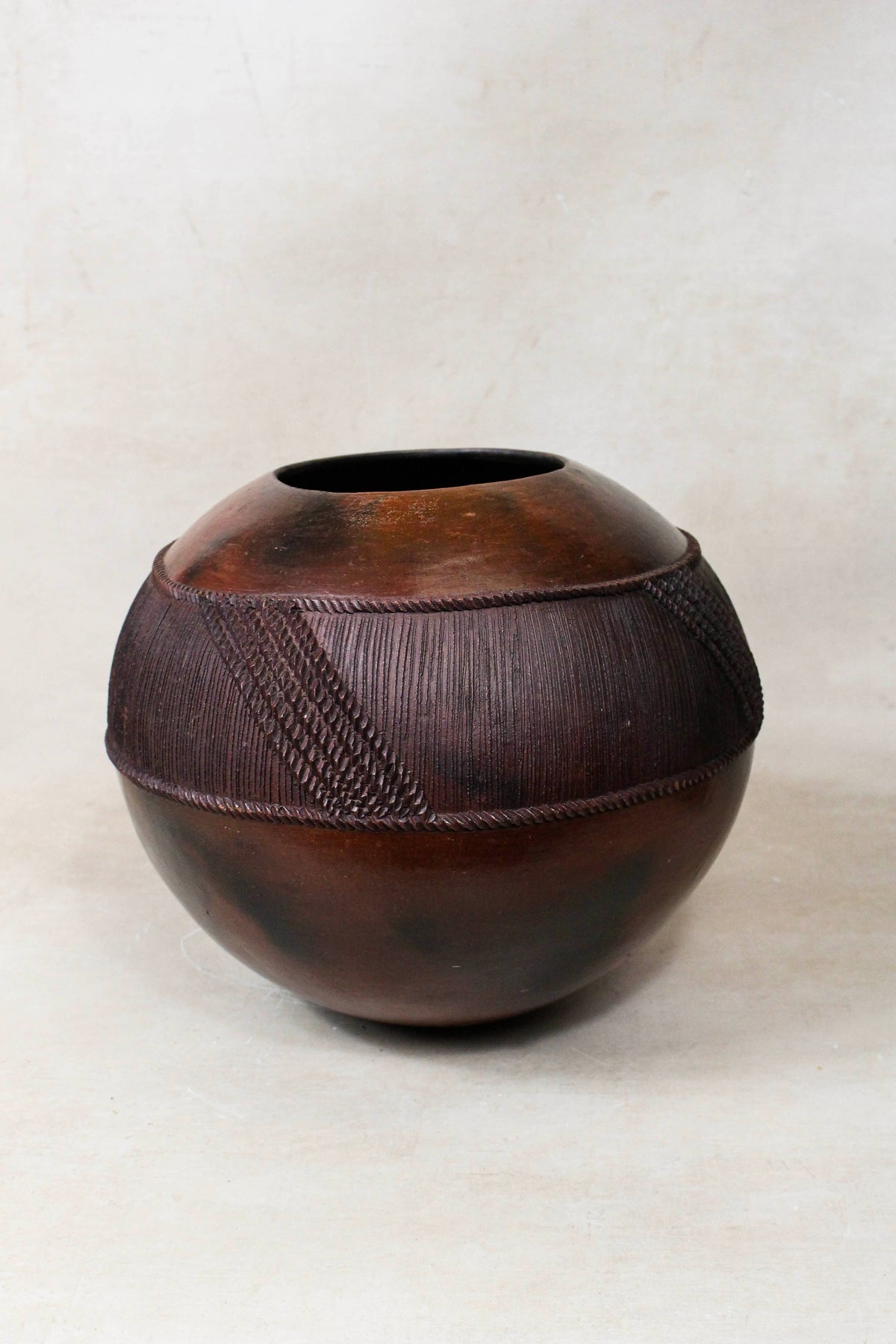 Zulu Pot Extra Large – Textured Geometric Band in Brown