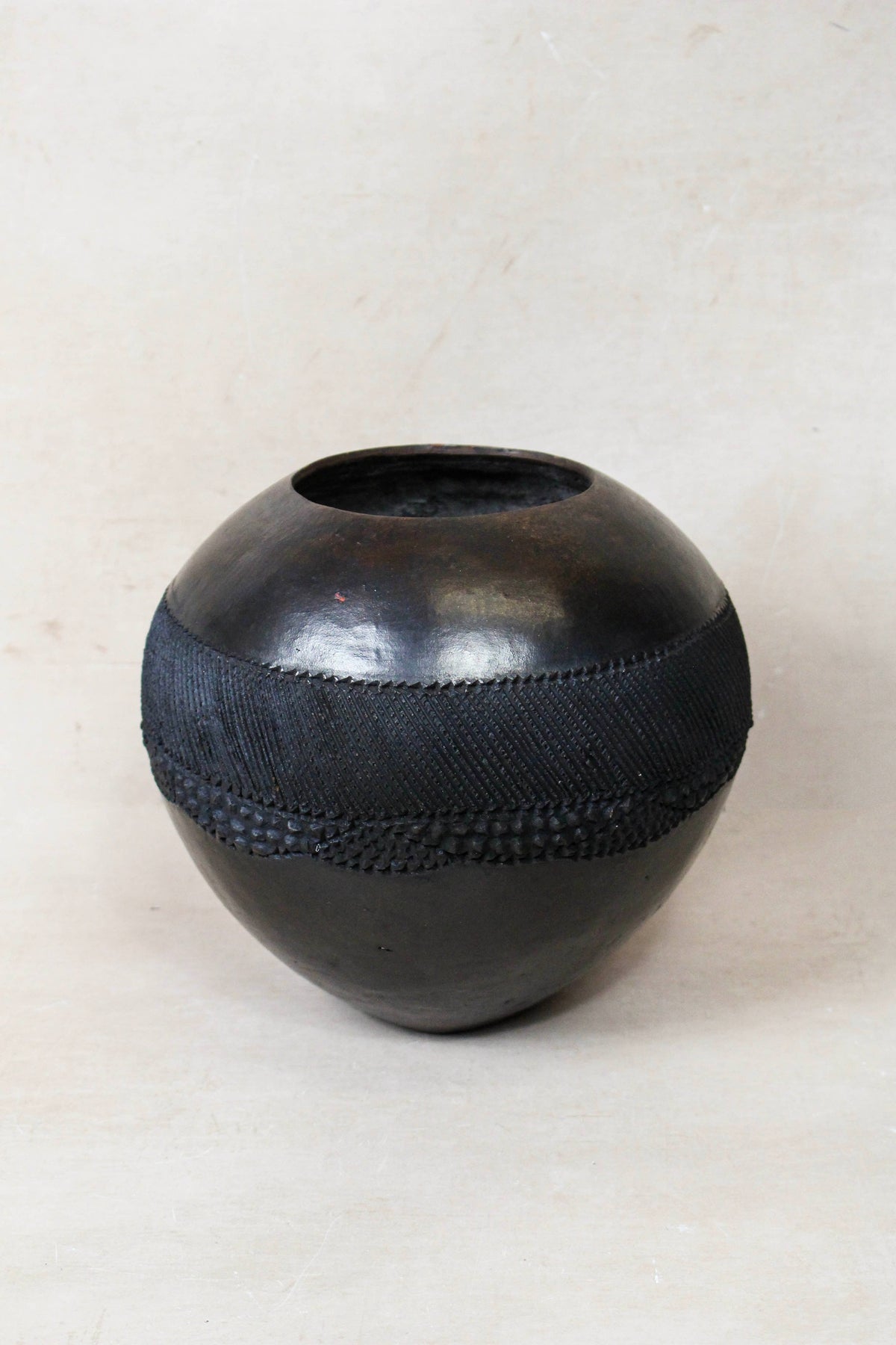 Zulu Pot Medium – Textured Band in Dark Brown/Black