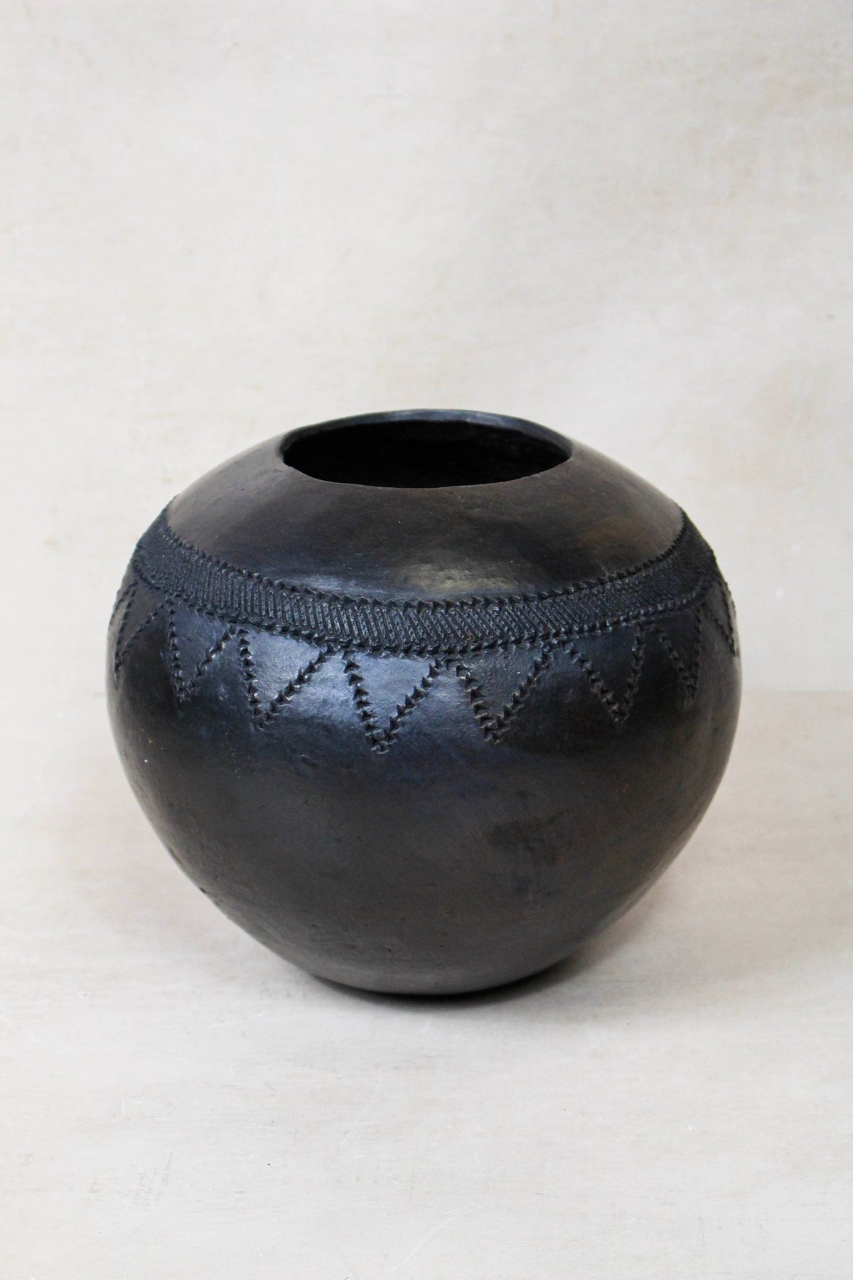 Zulu Pot Medium – Triangle Pattern in Black