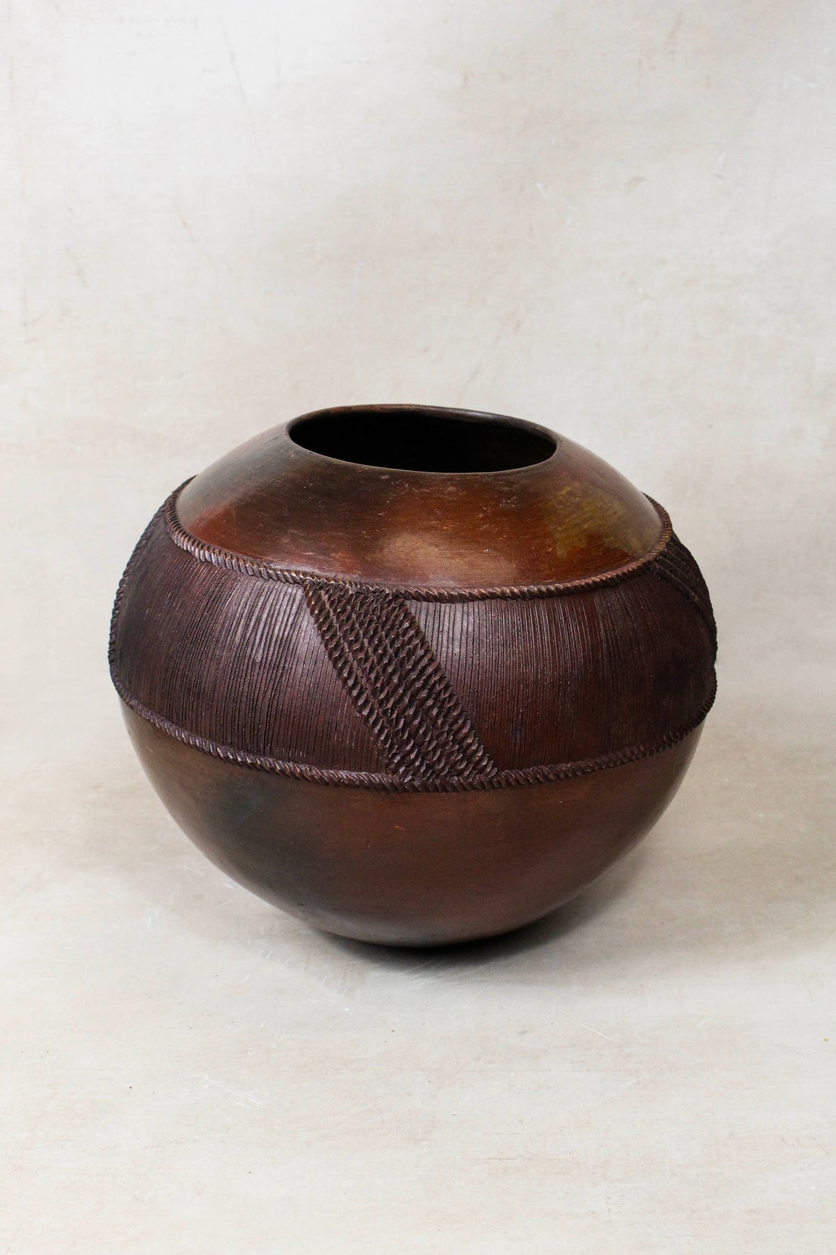 Zulu Pot Extra Large – Textured Geometric Band in Brown