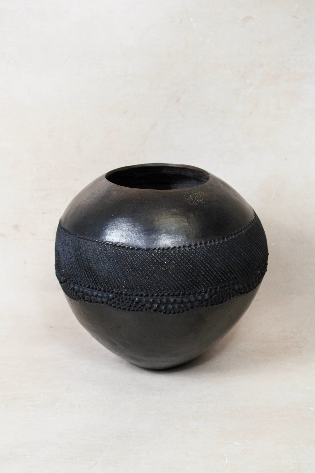 Zulu Pot Medium – Textured Band in Dark Brown/Black