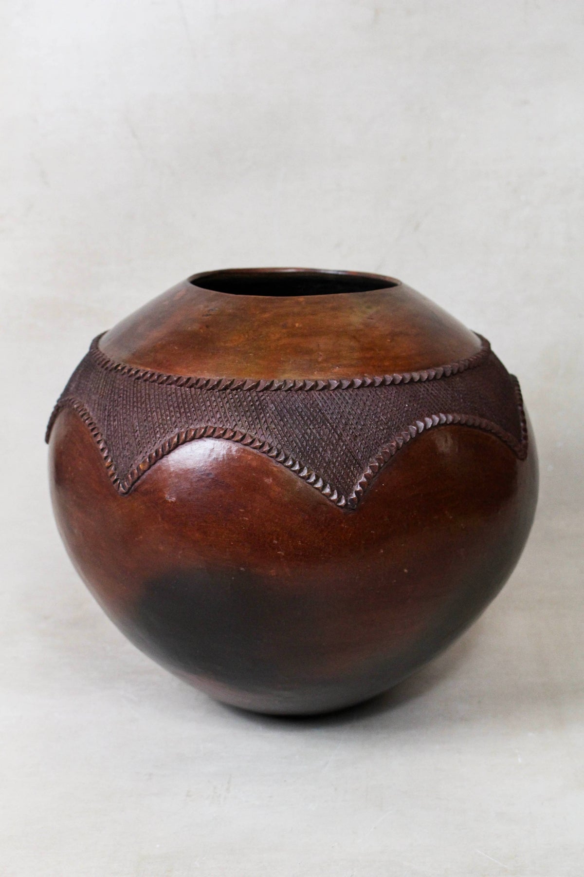 Zulu Pot Extra Large – Scalloped Band in Brown