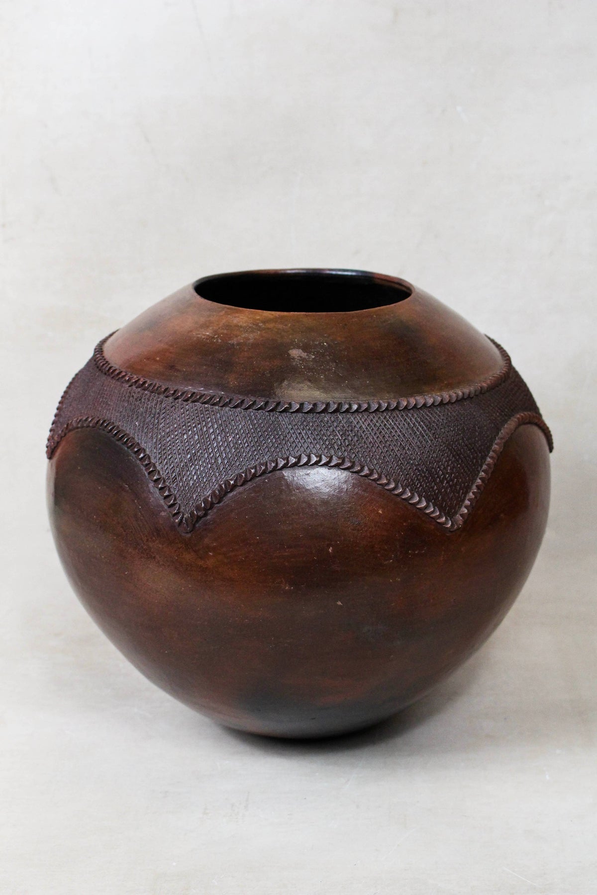 Zulu Pot Extra Large – Scalloped Band in Brown