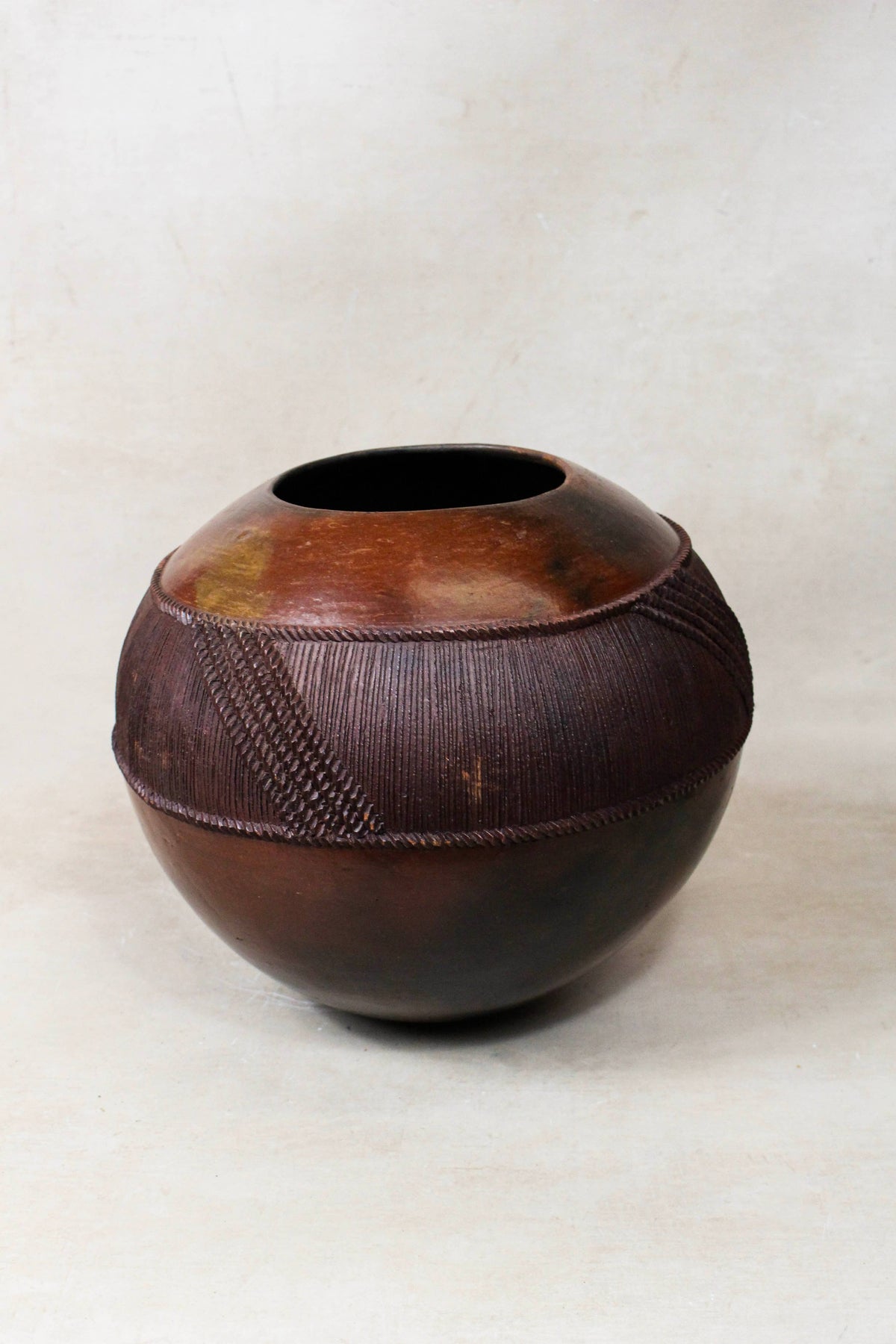 Zulu Pot Extra Large – Textured Geometric Band in Brown